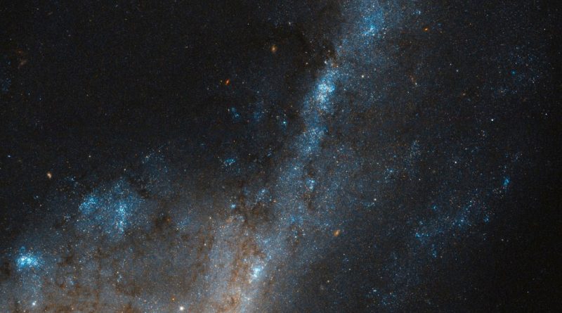 La formación estelar masiva de la galaxia NGC 4536