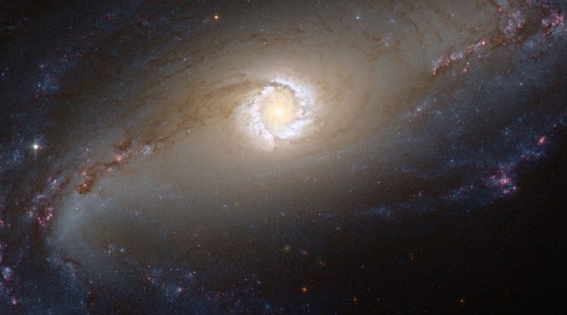 El halo resplandeciente de la galaxia NGC 1097