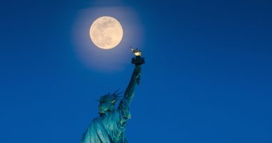 La Luna llena y la Estatua de la Libertad