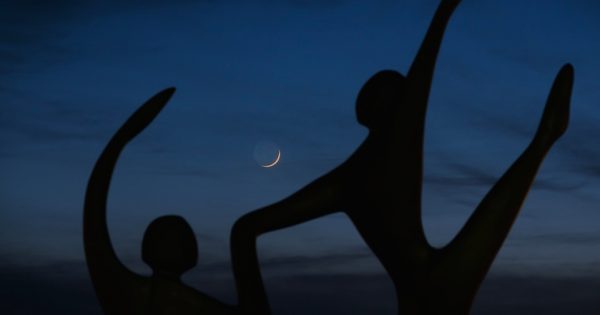 La Luna creciente al anochecer en Nueva Jersey, EE. UU.