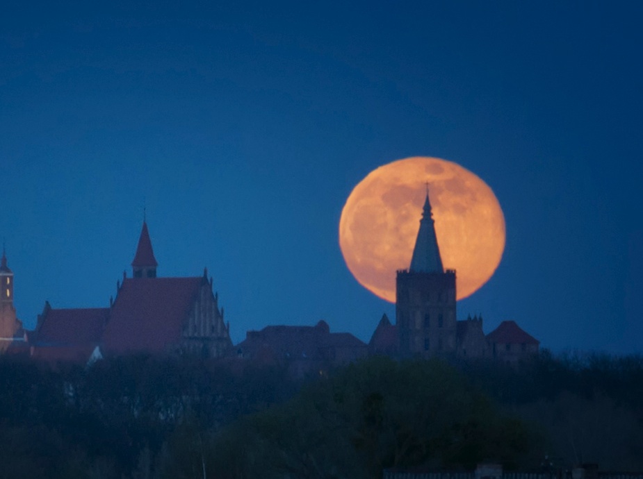 La salida de la Luna llena desde Chełmno, Polonia