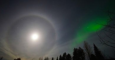 Halo lunar y auroras boreales desde Finlandia