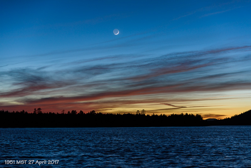 La Luna creciente al atardecer en Arizona, Estados Unidos