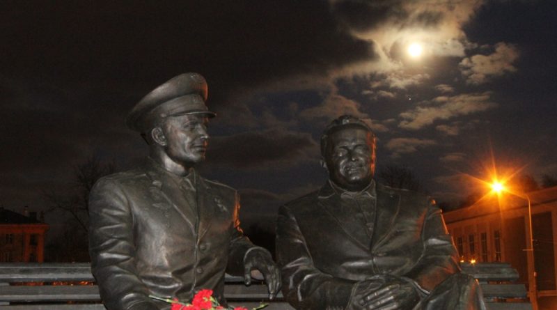 La Luna, Júpiter y un monumento a Yuri Gagarin y Serguéi Koroliov