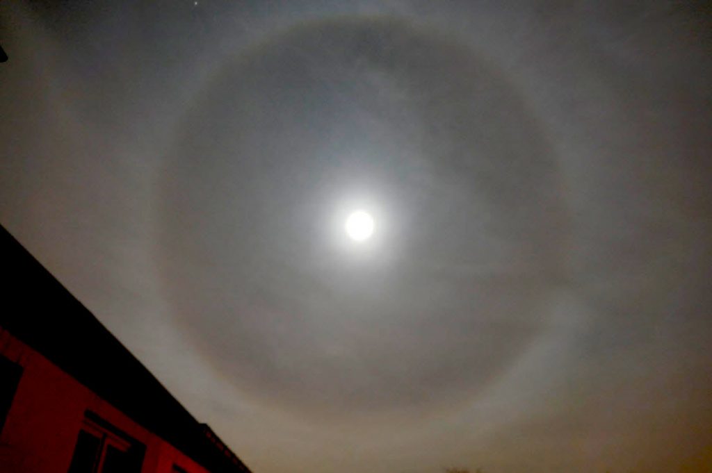Halo lunar desde Denderleeuw, Bélgica
