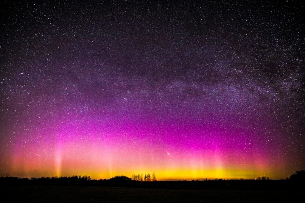 Auroras, la Vía Láctea y la Galaxia de Andrómeda desde Letonia