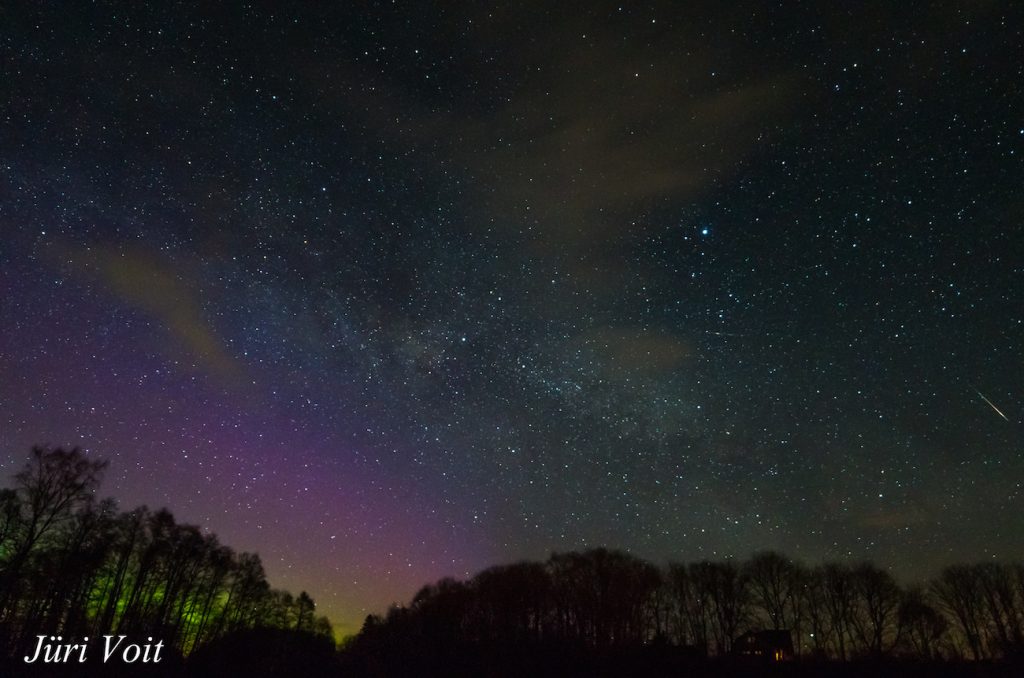 Una lírida, la Vía Láctea y auroras boreales desde Estonia
