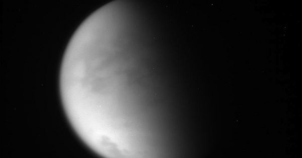 Imagen de Titán tomada por la sonda Cassini (18-abril-2017)