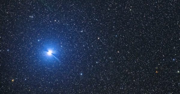 El Cometa 41P/Tuttle-Giacobini-Kresak, la estrella Vega y un meteoro