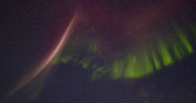 Auroras boreales y la Vía Láctea desde Ontario, Canadá