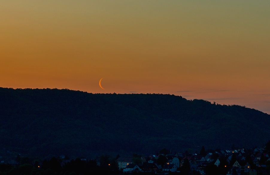 La Luna menguante desde Sajonia, Alemania