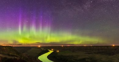 Auroras boreales y la Vía Láctea desde Alberta, Canadá