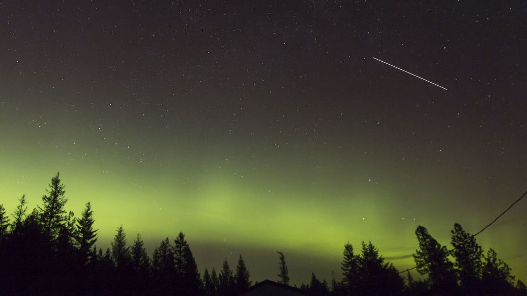Auroras boreales y el paso de la ISS desde Idaho, Estados Unidos