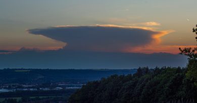 Una nube cumulonimbus incus al atardecer en Sajonia, Alemania
