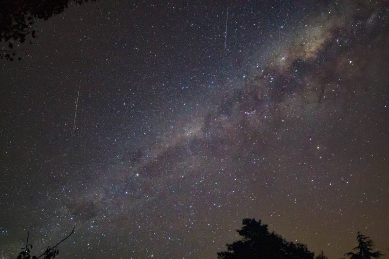 La Vía Láctea y dos meteoros desde Nueva Zelanda