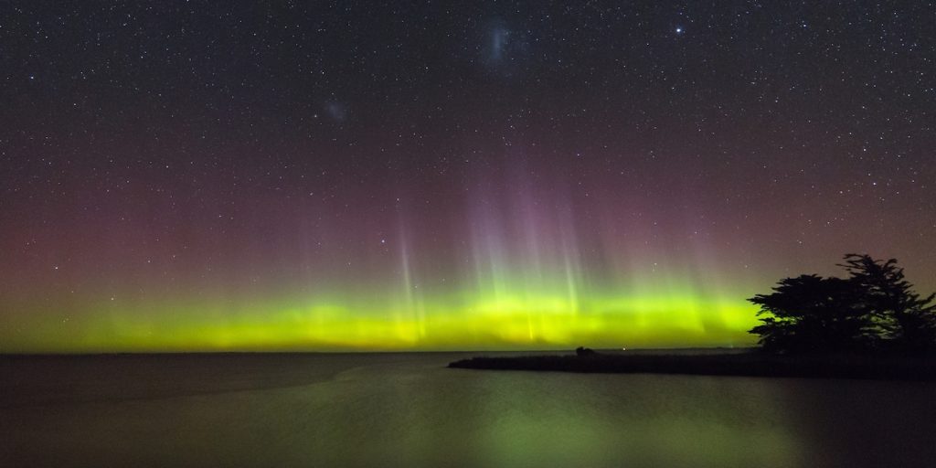Auroras australes y las Nubes de Magallanes desde Nueva Zelanda