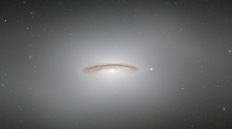 NGC 4526: una de las galaxias lenticulares más brillantes que se conocen