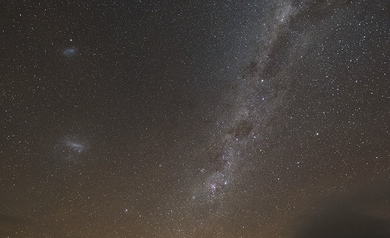 La Vía Láctea y las Nubes de Magallanes desde Nueva Zelanda