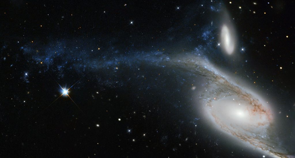 La interacción gravitacional de una galaxia cinco veces más grande que la Vía Láctea