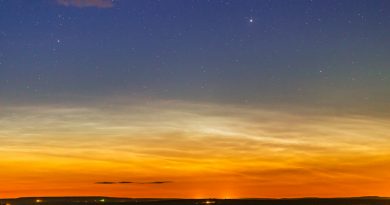 Nubes noctilucentes y la estrella Capella desde Alberta, Canadá
