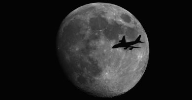 La Luna y un avión desde Shoebury, Inglaterra