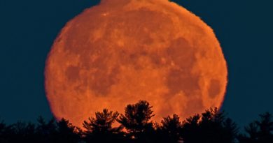 La puesta de la Luna desde Maine, Estados Unidos