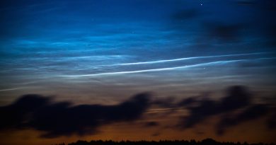 Nubes noctilucentes al amanecer en Szubin, Polonia