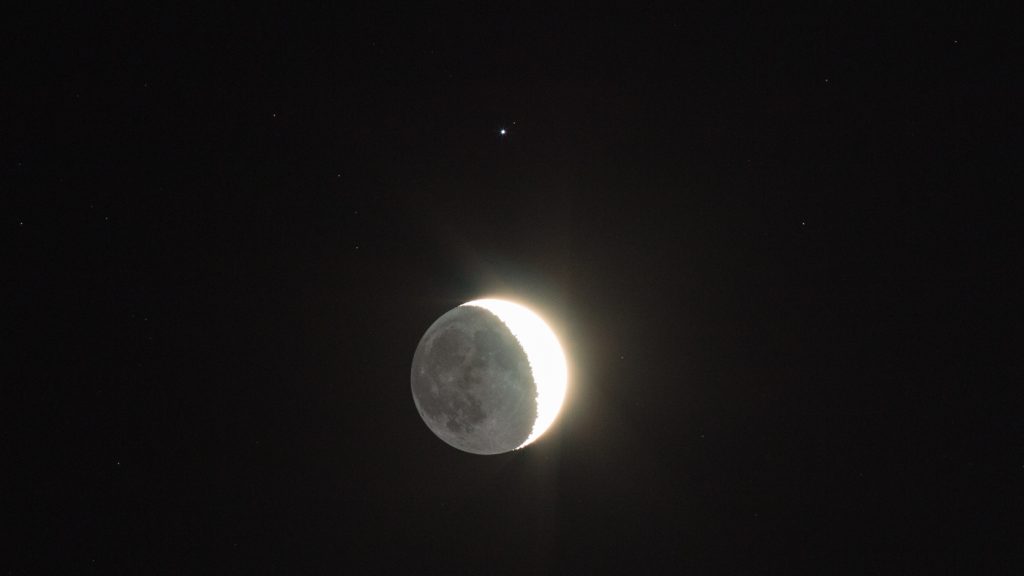La Luna y la estrella Regulus desde Pennsylvania, Estados Unidos