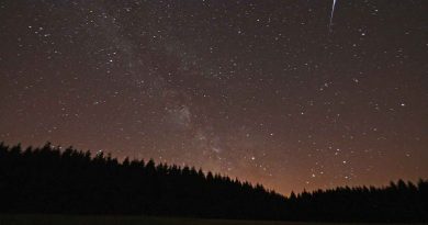 La Vía Láctea y el paso de un satélite Iridium desde Bélgica