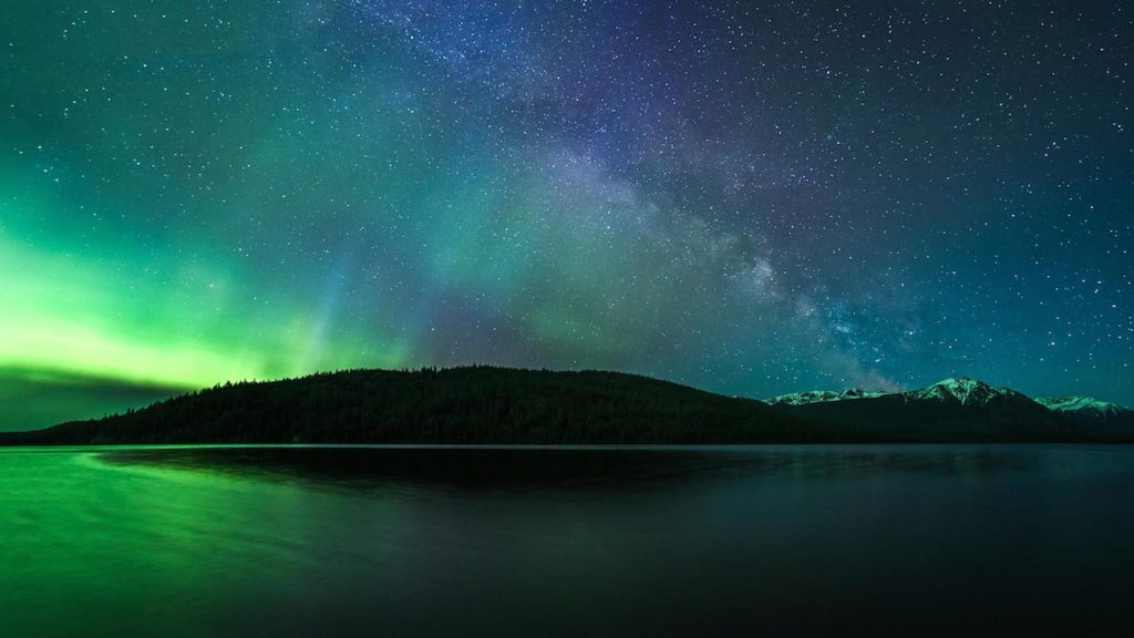 Auroras boreales y la Vía Láctea desde la Columbia Británica, Canadá