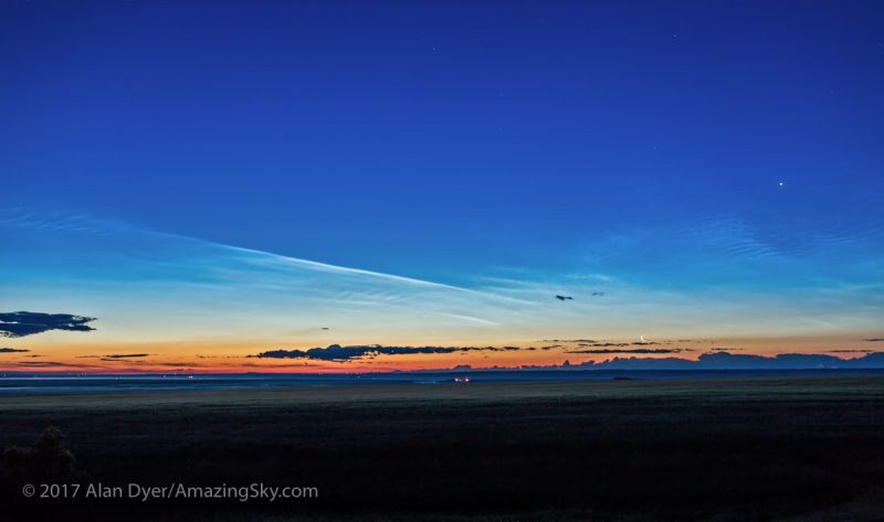 Nubes noctilucentes, la Luna y Venus al amanecer en Canadá