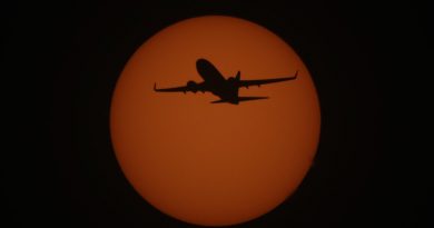 El Sol y un avión desde Missouri, Estados Unidos