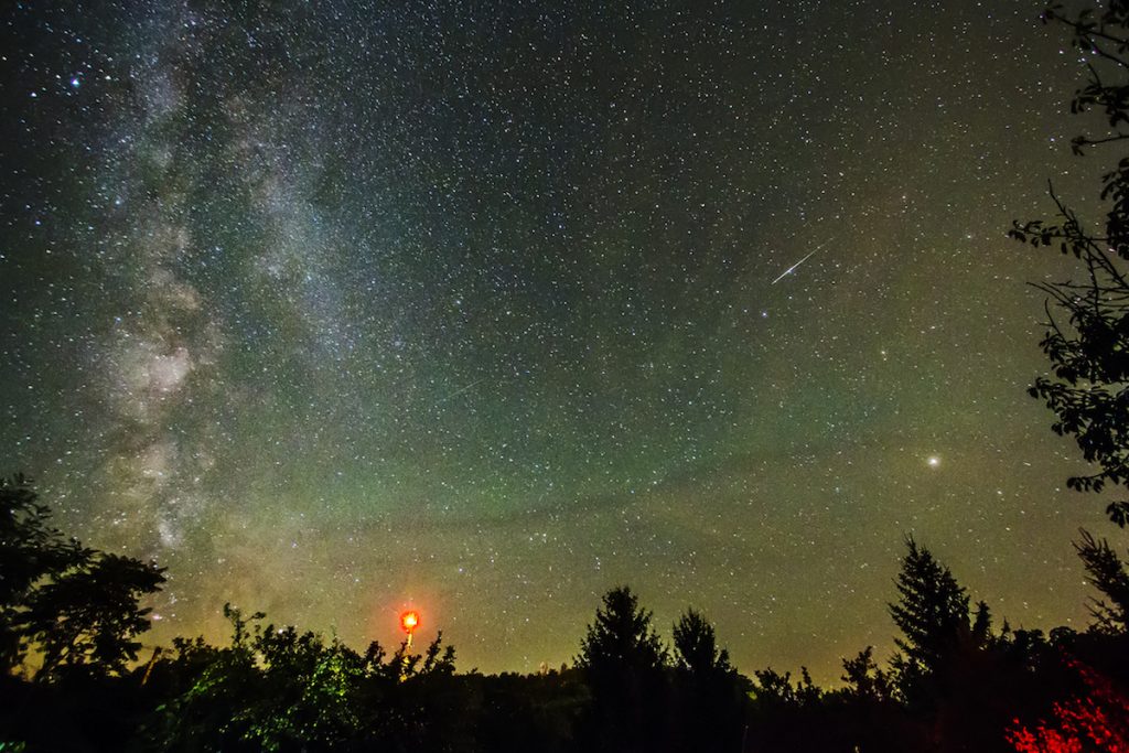 La Vía Láctea y un meteoro desde Hungría