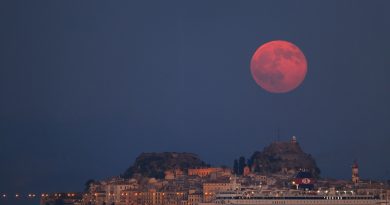 La Luna llena desde la isla de Corfú, Grecia