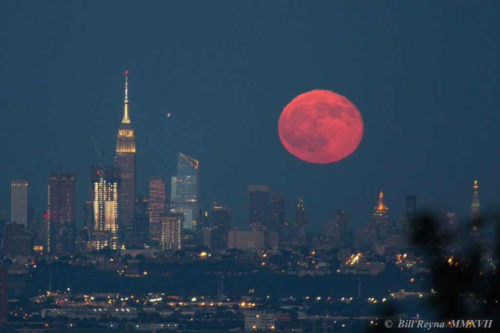 La Luna sobre Manhattan, Nueva York