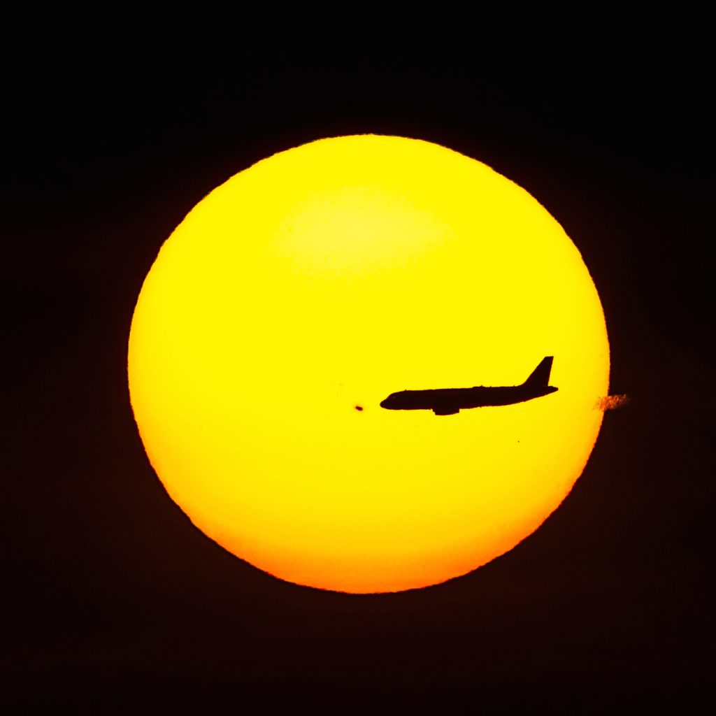 El Sol, un avión y la región activa 2665