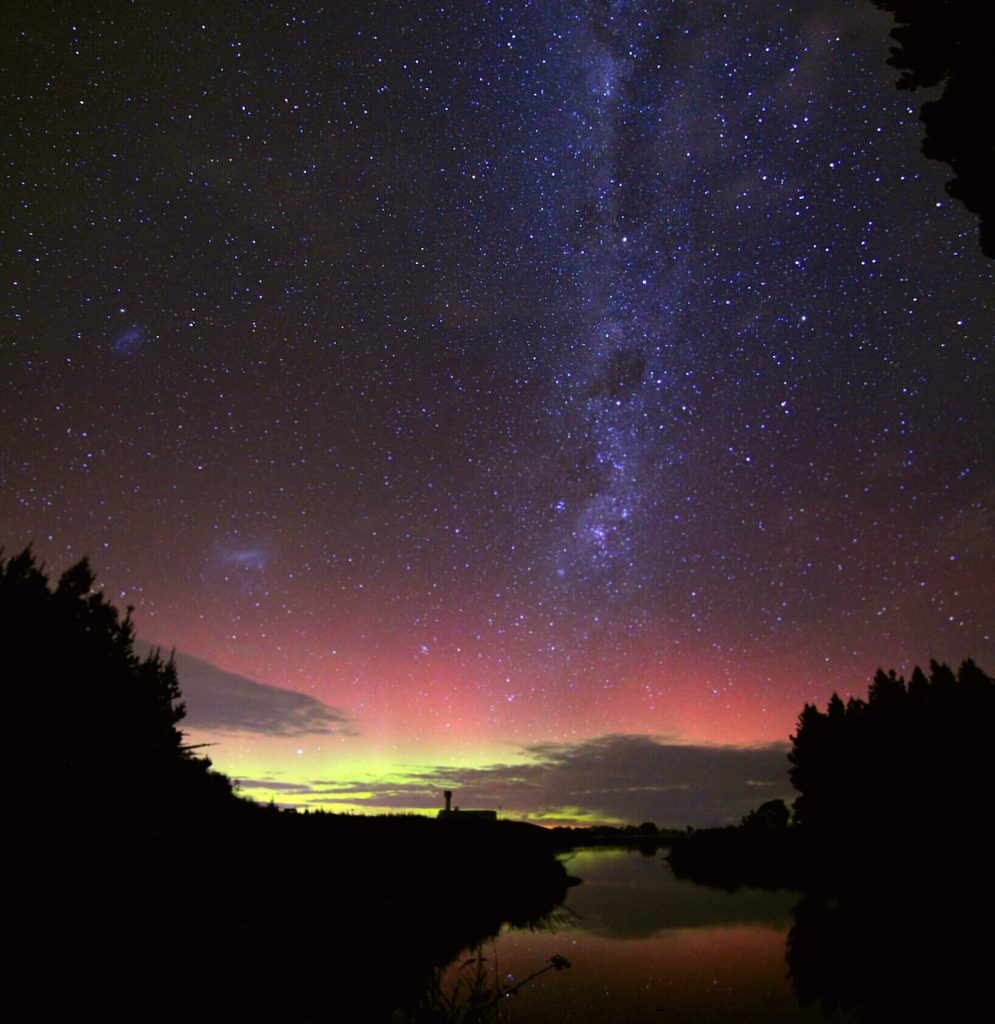 Auroras, la Vía Láctea y las Nubes de Magallanes desde Nueva Zelanda