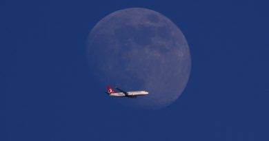 La Luna y un avión desde Estambul, Turquía