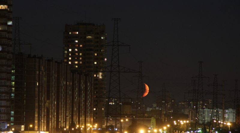 La puesta de la Luna desde Moscú, Rusia