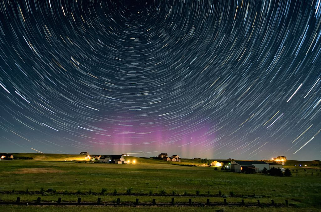 Rastro de estrellas y auroras boreales desde Wyoming, EE. UU.