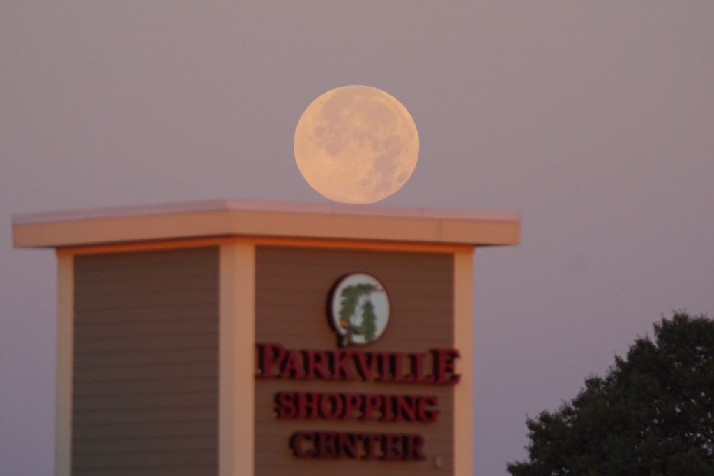 La puesta de la Luna desde Baltimore, Estados Unidos
