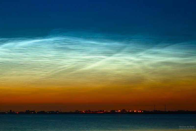 Nubes noctilucentes desde Uitgeest, Países Bajos