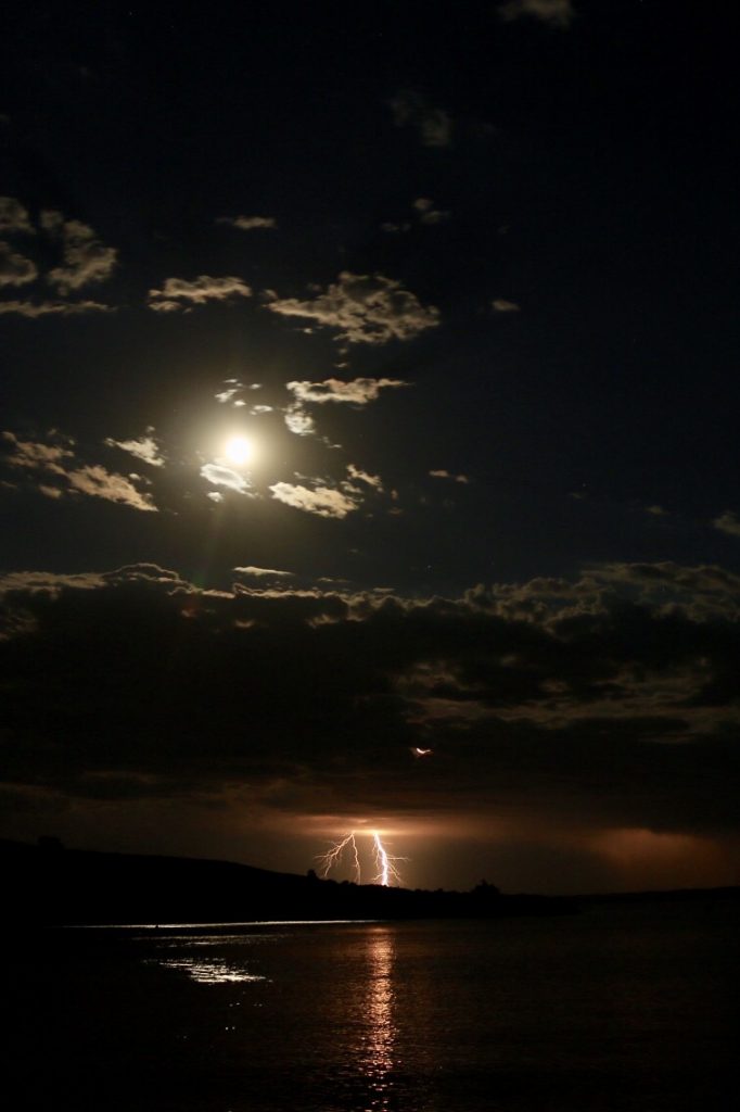 La Luna y una tormenta eléctrica desde Montana, Estados Unidos