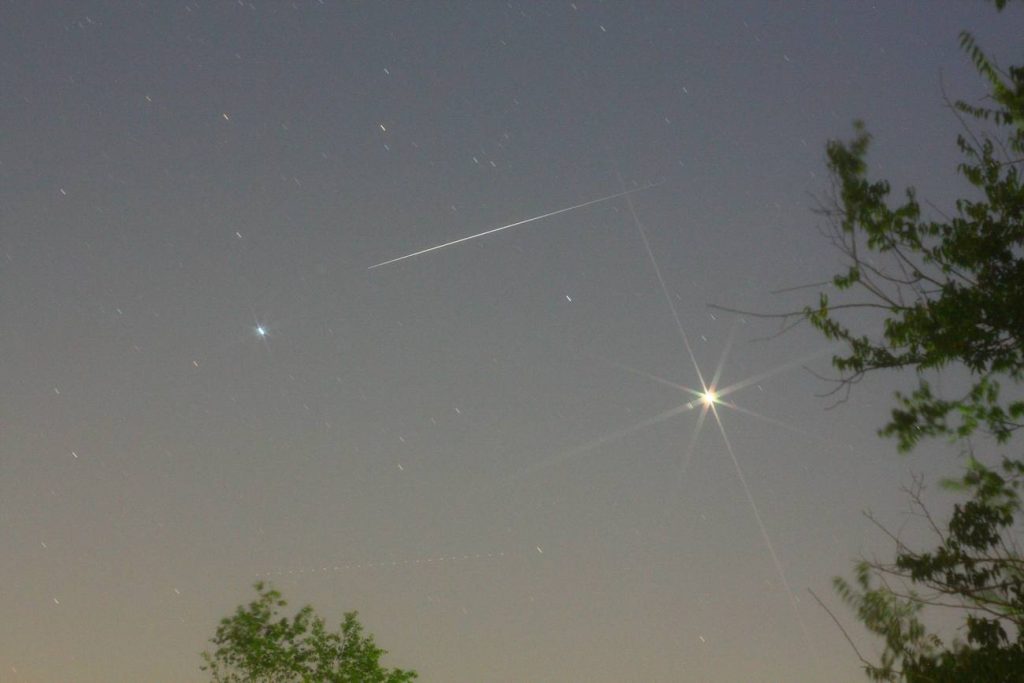 Foto de Spica, Júpiter y el paso de un satélite Iridium