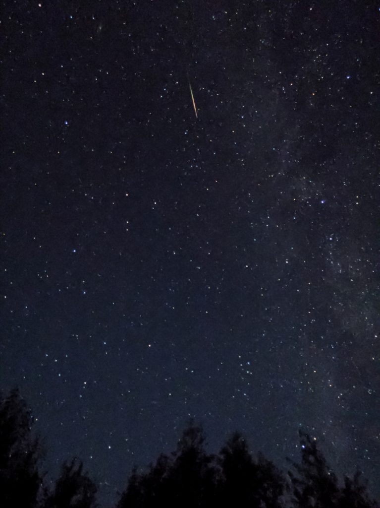 Un meteoro y la Vía Láctea desde Washington, Estados Unidos