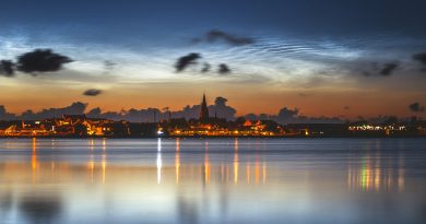 Nubes noctilucentes sobre la ciudad de Nykøbing Mors (Dinamarca)