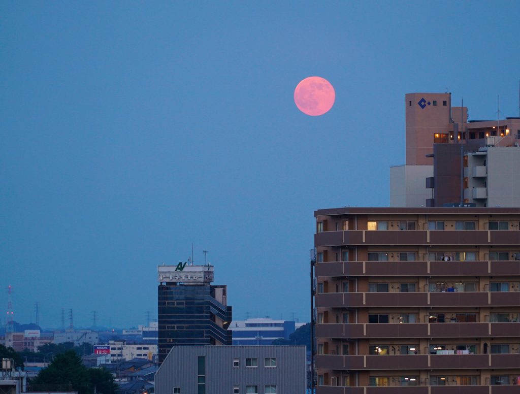 La salida de la Luna desde Kumagaya, Japón