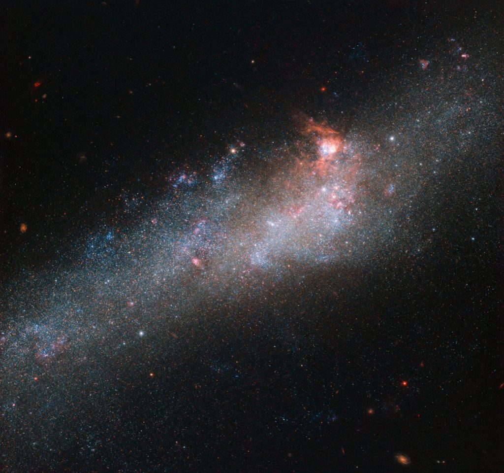 Las estrellas recién nacidas de la galaxia NGC 4656