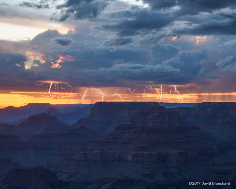Foto de una tormenta eléctrica desde el Gran Cañón, Estados Unidos