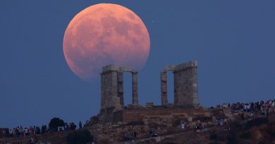 La Luna y el Templo de Poseidón en Sunión, Grecia